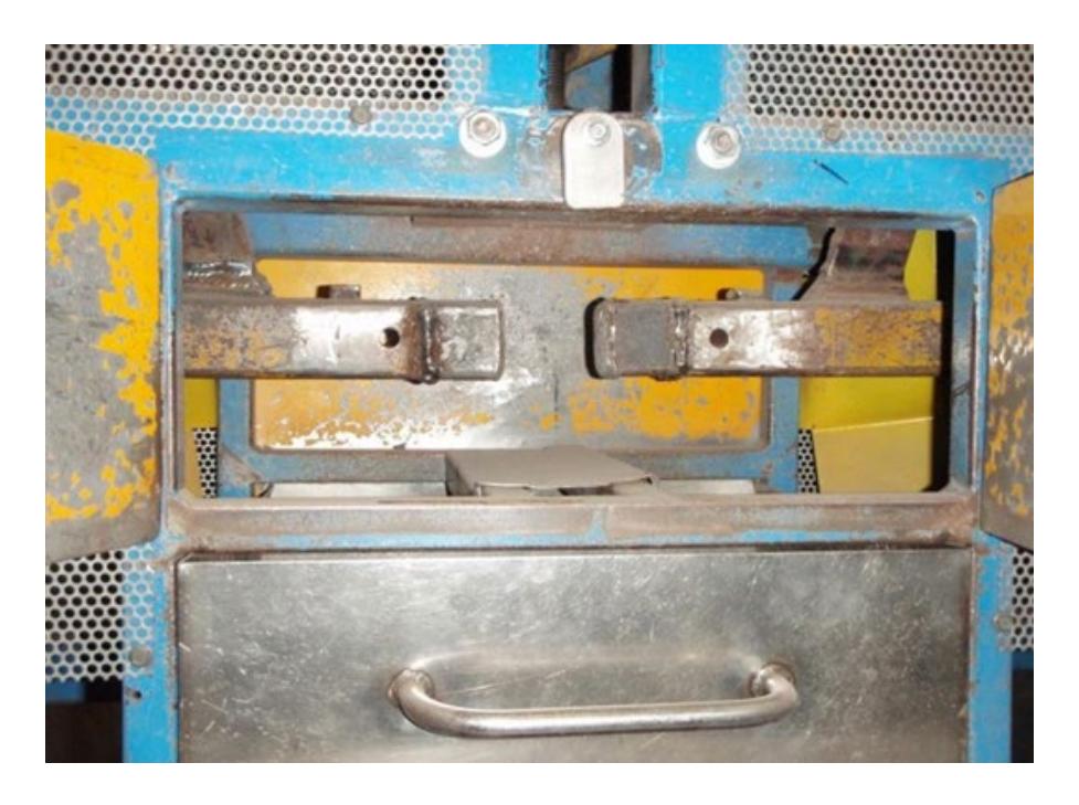 Figure 2 Region where breakage takes place in Bond's crushing work index machine